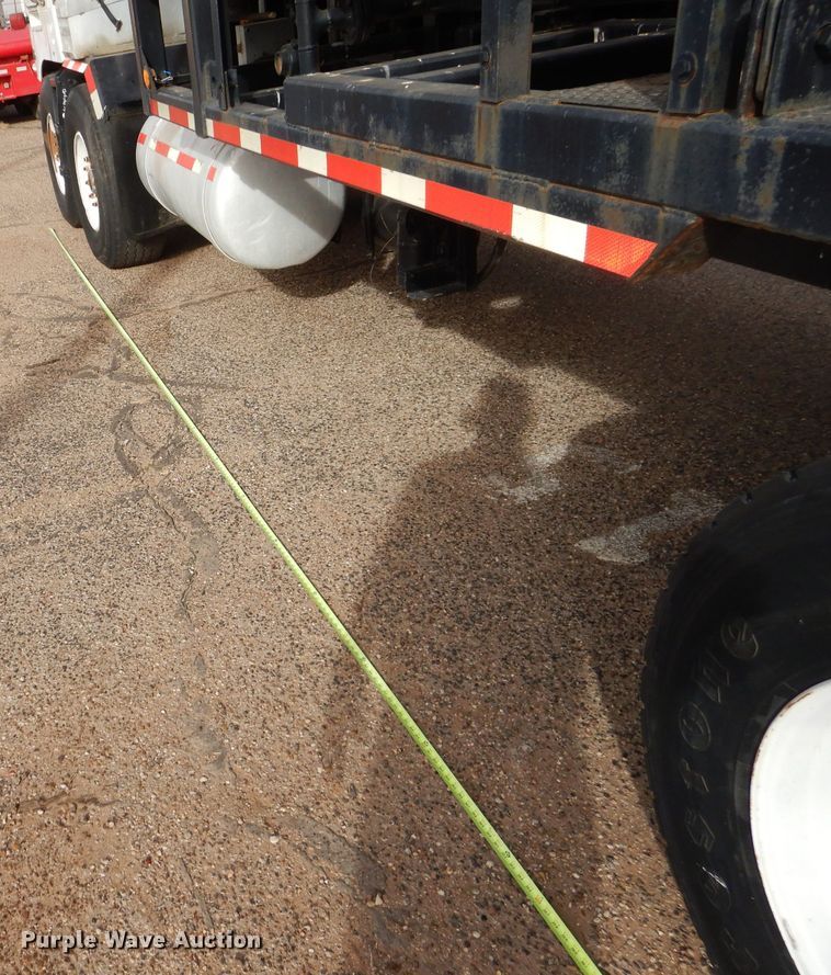 image for item DJ8898 2001 Peterbilt 362  oilfield truck