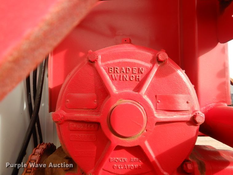 image for item DJ8899 1992 International F2574  winch truck