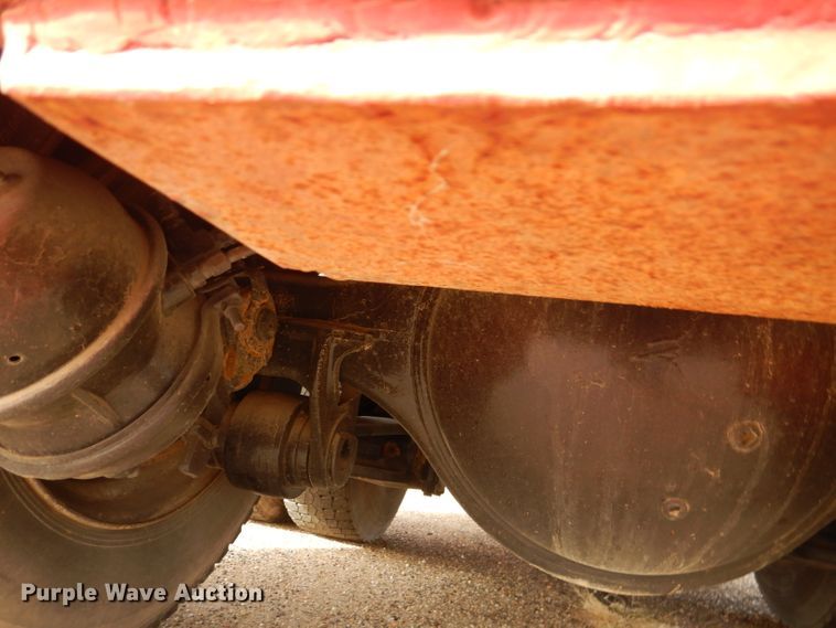 image for item DJ8899 1992 International F2574  winch truck