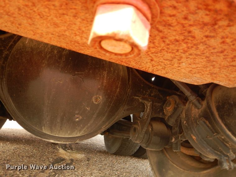 image for item DJ8899 1992 International F2574  winch truck