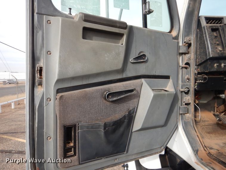 image for item DJ8899 1992 International F2574  winch truck