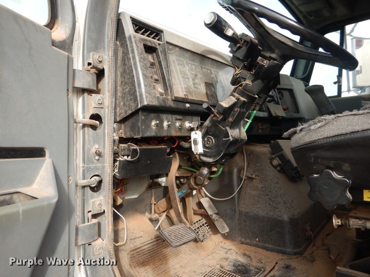 image for item DJ8899 1992 International F2574  winch truck