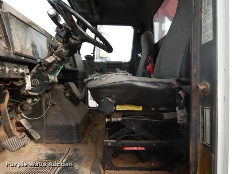 image for item DJ8899 1992 International F2574  winch truck