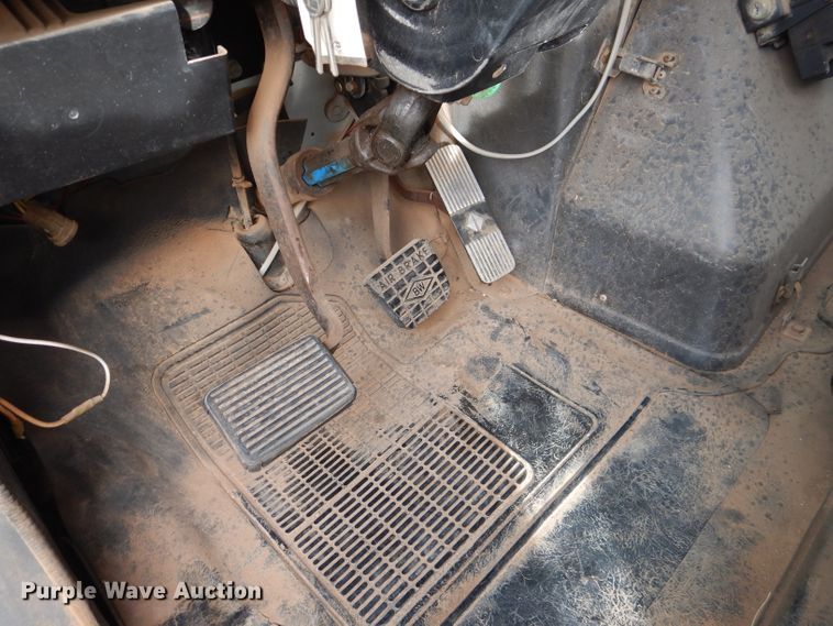 image for item DJ8899 1992 International F2574  winch truck