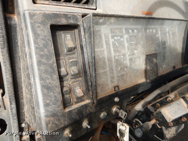 image for item DJ8899 1992 International F2574  winch truck