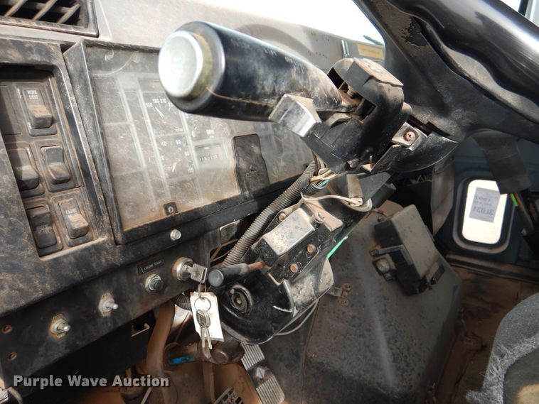 image for item DJ8899 1992 International F2574  winch truck