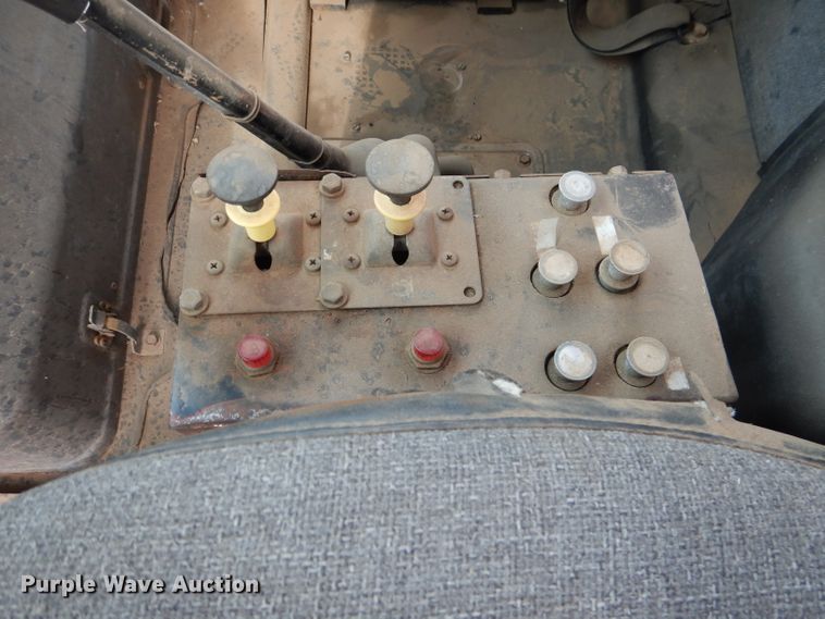 image for item DJ8899 1992 International F2574  winch truck