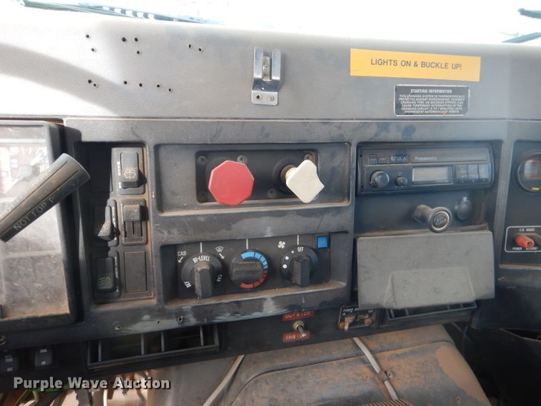 image for item DJ8899 1992 International F2574  winch truck