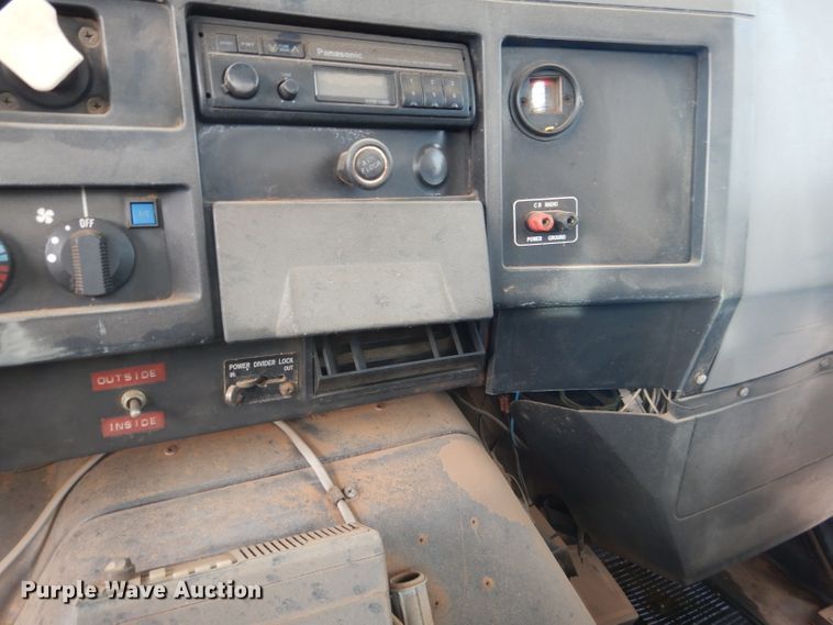 image for item DJ8899 1992 International F2574  winch truck