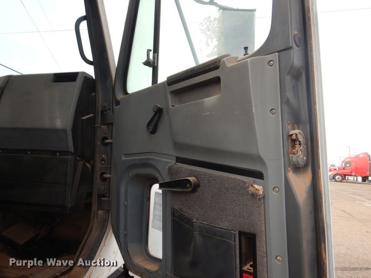 image for item DJ8899 1992 International F2574  winch truck