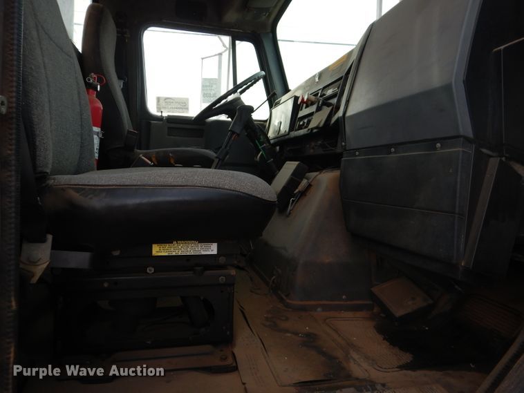 image for item DJ8899 1992 International F2574  winch truck