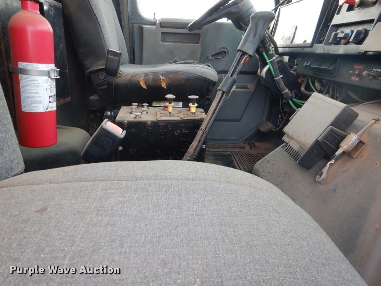 image for item DJ8899 1992 International F2574  winch truck