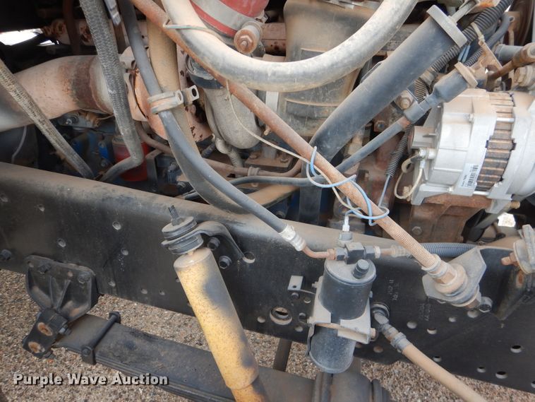 image for item DJ8899 1992 International F2574  winch truck