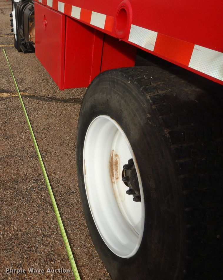 image for item DJ8899 1992 International F2574  winch truck