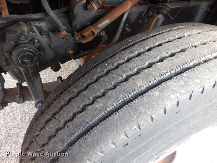 image for item DJ8899 1992 International F2574  winch truck