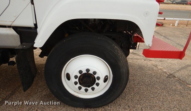 image for item DJ8899 1992 International F2574  winch truck