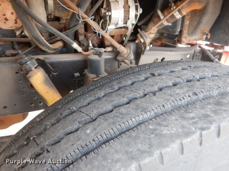 image for item DJ8899 1992 International F2574  winch truck