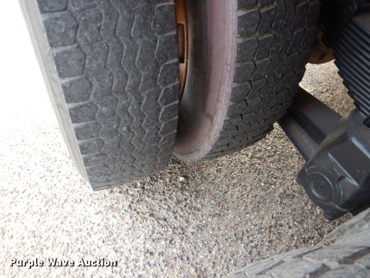 image for item DJ8899 1992 International F2574  winch truck