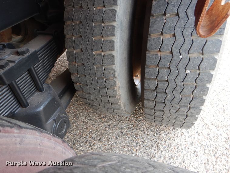 image for item DJ8899 1992 International F2574  winch truck