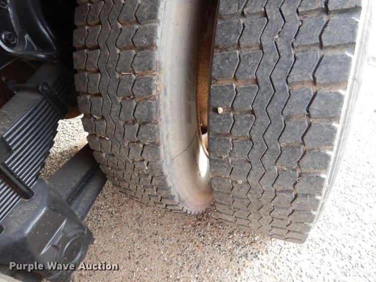 image for item DJ8899 1992 International F2574  winch truck