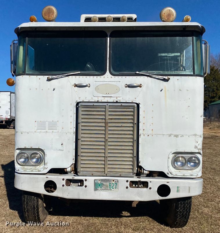 image for item DL6853 1977 Peterbilt  semi truck