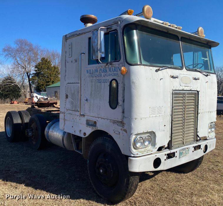 image for item DL6853 1977 Peterbilt  semi truck