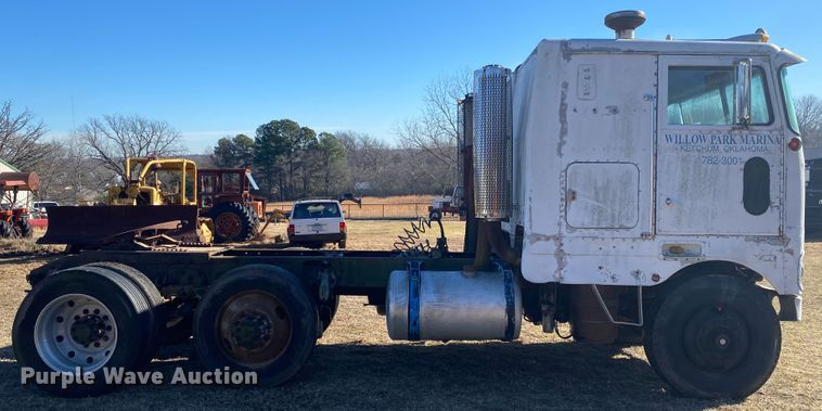 image for item DL6853 1977 Peterbilt  semi truck