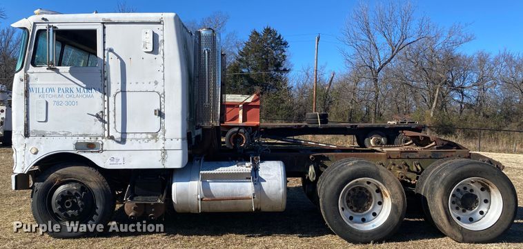 image for item DL6853 1977 Peterbilt  semi truck