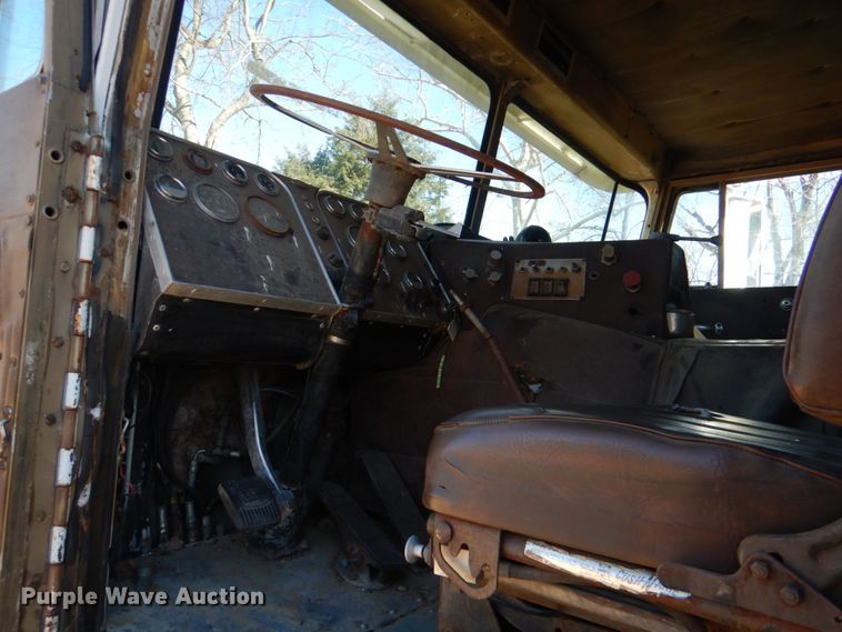 image for item DL6853 1977 Peterbilt  semi truck