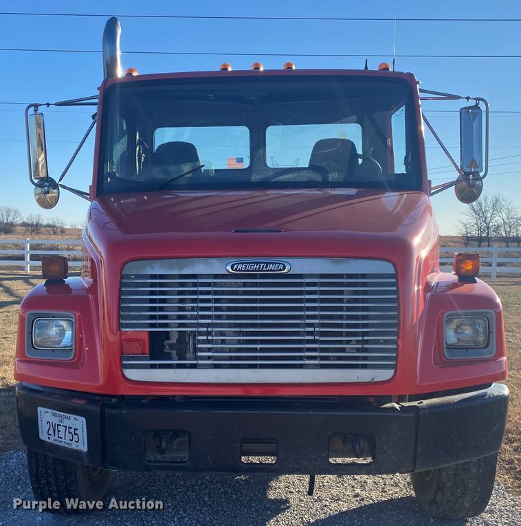 image for item DL6858 2001 Freightliner FL70  semi truck