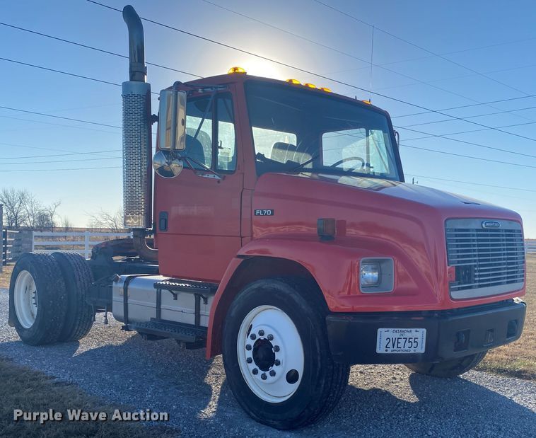 image for item DL6858 2001 Freightliner FL70  semi truck