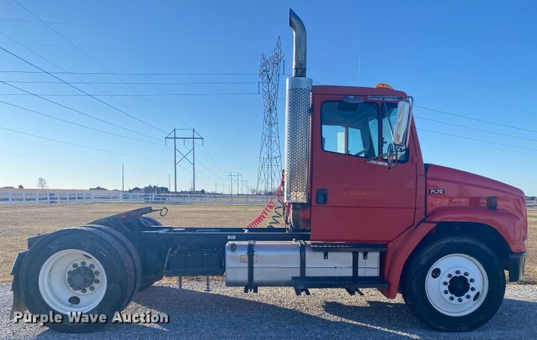 image for item DL6858 2001 Freightliner FL70  semi truck