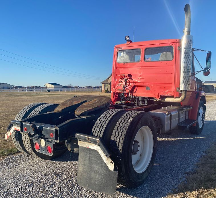 image for item DL6858 2001 Freightliner FL70  semi truck