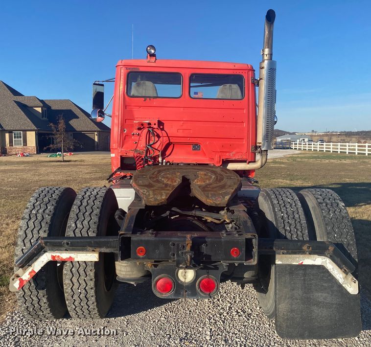 image for item DL6858 2001 Freightliner FL70  semi truck