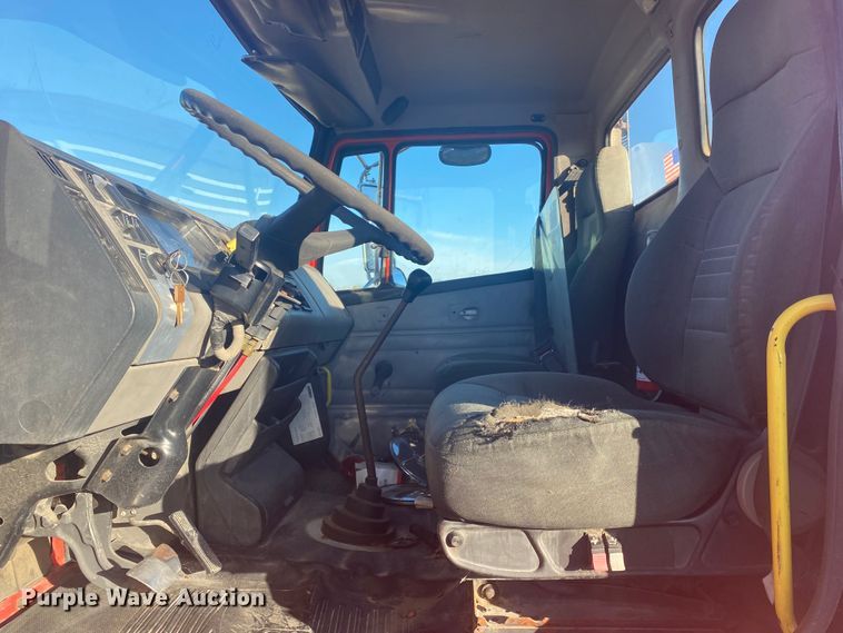 image for item DL6858 2001 Freightliner FL70  semi truck