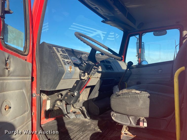 image for item DL6858 2001 Freightliner FL70  semi truck