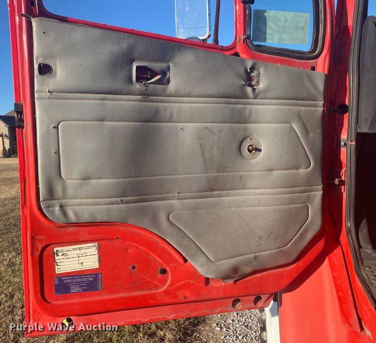 image for item DL6858 2001 Freightliner FL70  semi truck