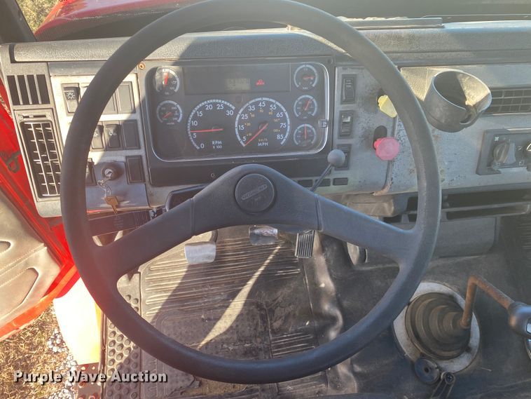 image for item DL6858 2001 Freightliner FL70  semi truck