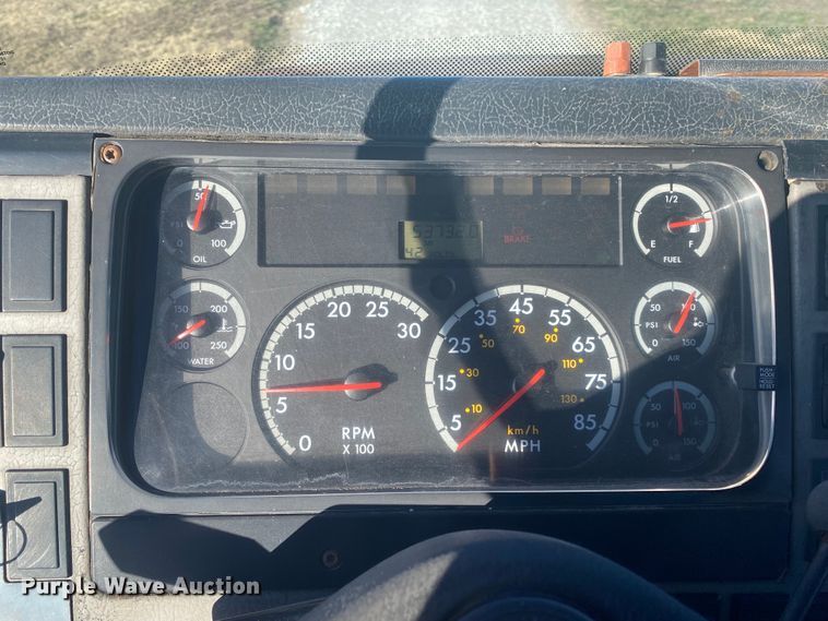 image for item DL6858 2001 Freightliner FL70  semi truck