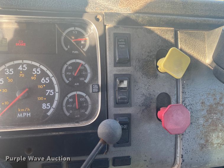 image for item DL6858 2001 Freightliner FL70  semi truck