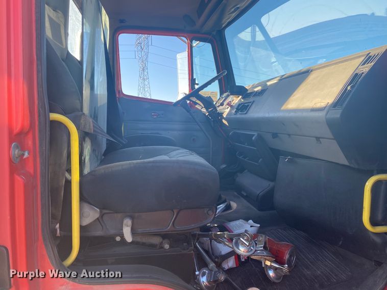 image for item DL6858 2001 Freightliner FL70  semi truck