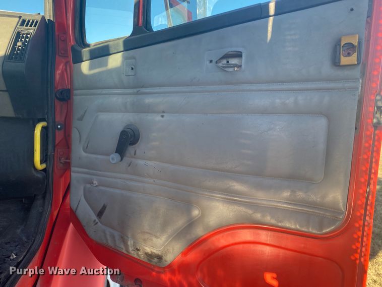 image for item DL6858 2001 Freightliner FL70  semi truck