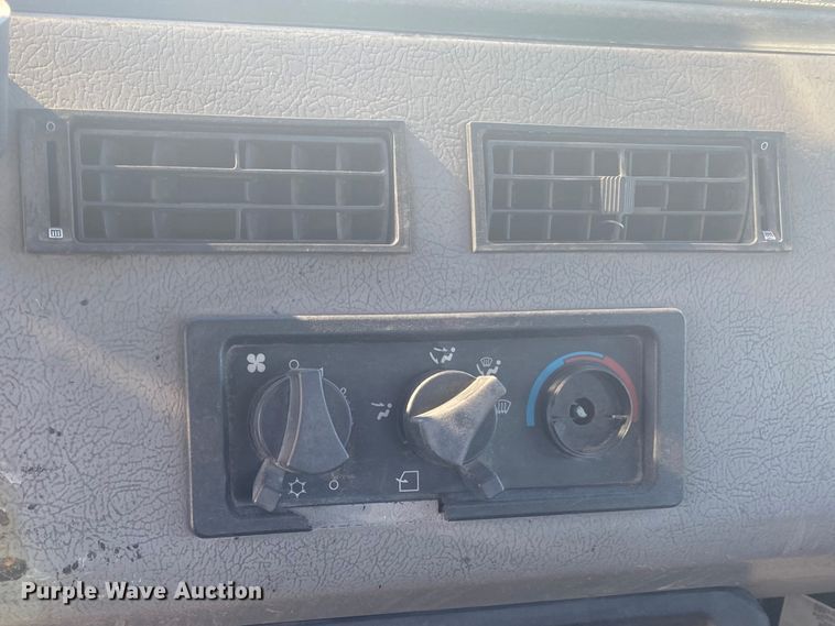 image for item DL6858 2001 Freightliner FL70  semi truck