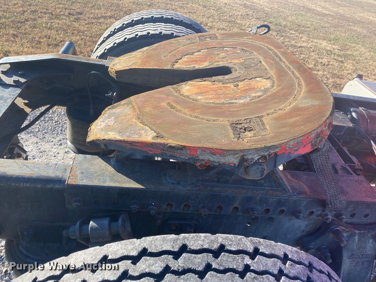 image for item DL6858 2001 Freightliner FL70  semi truck