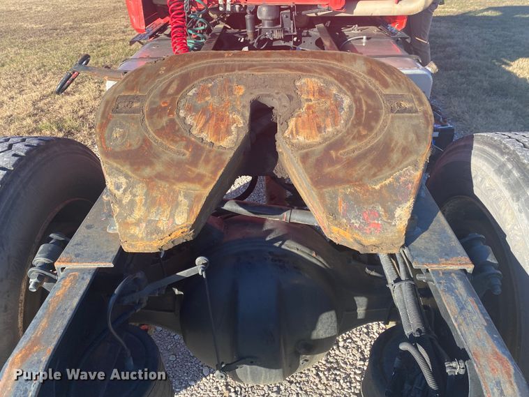 image for item DL6858 2001 Freightliner FL70  semi truck