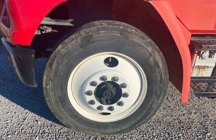 image for item DL6858 2001 Freightliner FL70  semi truck