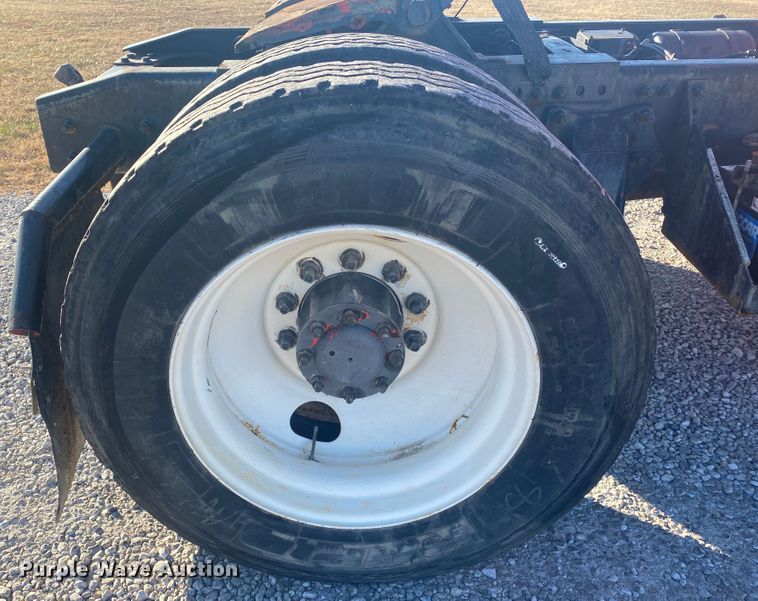 image for item DL6858 2001 Freightliner FL70  semi truck