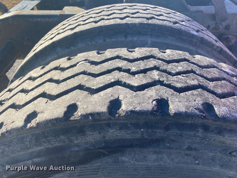 image for item DL6858 2001 Freightliner FL70  semi truck