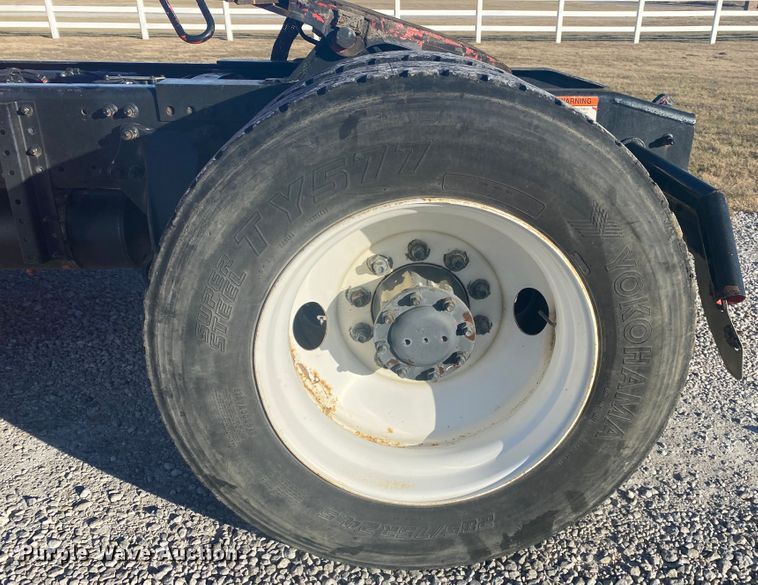 image for item DL6858 2001 Freightliner FL70  semi truck