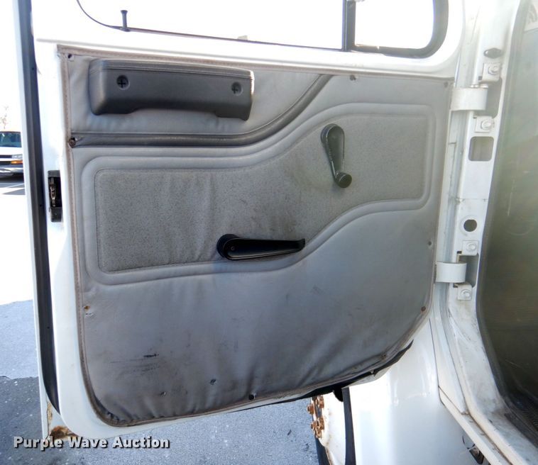 image for item DN2665 1996 International 4700  box truck